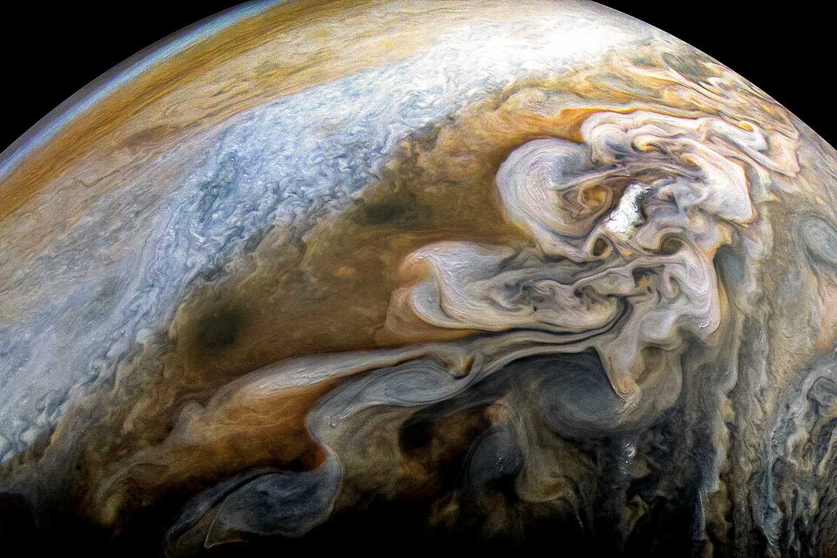 Juno muestra imágenes de la atmosfera de Júpiter  Pilotzi 